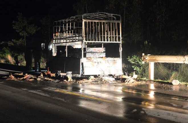 Xe tải bốc cháy dữ dội trên quốc lộ ở Quảng Bình