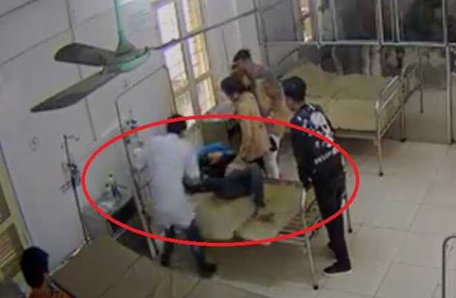 Clip: Đang thăm khám, bác sỹ trẻ bị bệnh nhân đạp thẳng bụng