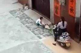 Clip phụ nữ Trung Quốc cố ý cán xe máy qua người bé 5 tuổi gây phẫn nộ