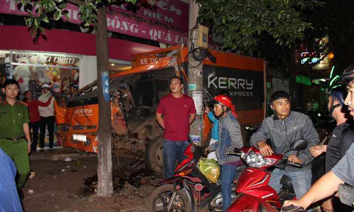 Xe chuyển phát nhanh đâm đầu xe gắn máy, 3 người nhập viện