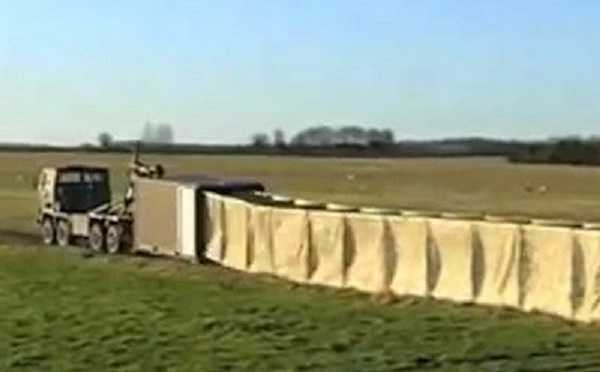 Xem quân đội Mỹ dựng hàng rào phòng thủ dài 300m chỉ trong 60 giây