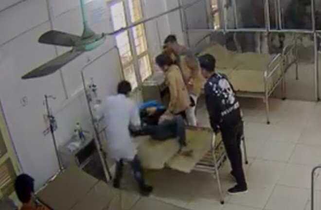 Bác sĩ trẻ bị bệnh nhân 'tung cước' tại bệnh viện