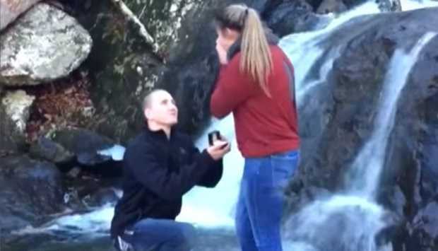 Cầu hôn lãng mạn bên thác, cặp đôi đen đủi đánh rơi luôn nhẫn xuống nước