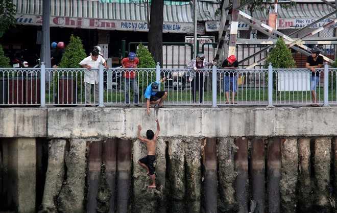 Chồng đánh vợ rồi nhảy xuống kênh Nhiêu Lộc trốn công an