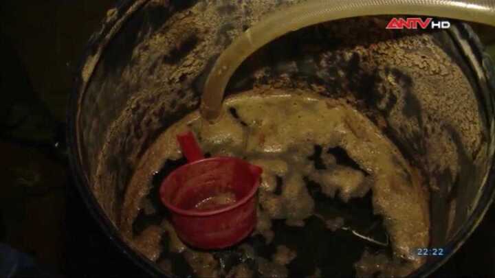 Mục sở thị chế biến nước mắm, dấm, muối bẩn kinh hoàng ở Hà Nội