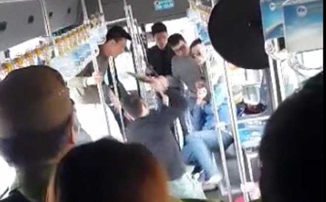 Người đàn ông bị nhóm côn đồ dùng tuýp sắt đánh dã man trên xe buýt