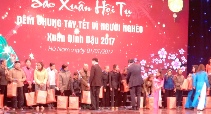 Tập đoàn Tân Á Đại Thành trao 200 triệu cho 'Quỹ vì người nghèo tỉnh Hà Nam'