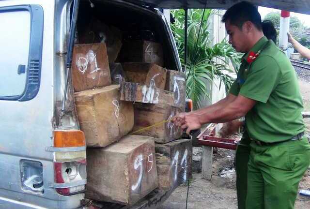 Truy tìm tài xế lao thẳng xe chở gỗ vào lực lượng công an