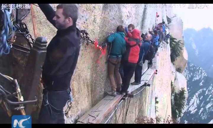 'Rợn tóc gáy' con đường leo núi nguy hiểm nhất ở Trung Quốc