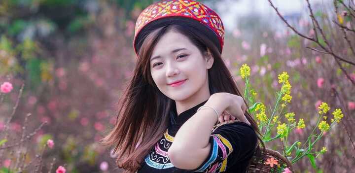 Hot girl 'dân tộc’ gây sốt với bộ ảnh mới bên sắc đào đỏ thắm