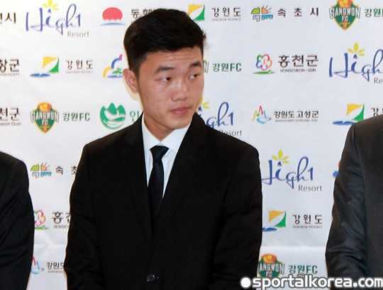 Lương Xuân Trường họp báo ra mắt Gangwon FC