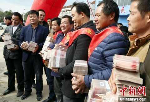 Nông dân hồ hởi nhận thưởng Tết hơn 10 tỷ đồng