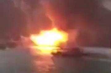 Clip: Tàu du lịch cháy dữ dội trên vịnh Hạ Long