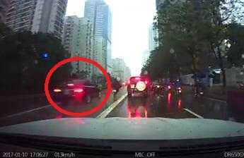 Clip: Ôtô biển xanh lao vào làn buýt nhanh, suýt đâm xe máy