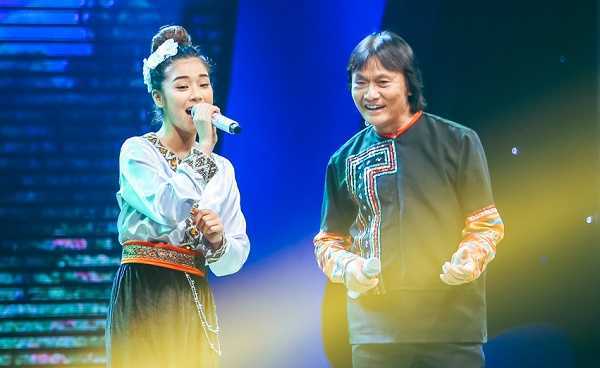 Hoàng Yến Chibi mặc trang phục dân tộc, đọc rap cùng cố NSƯT Quang Lý