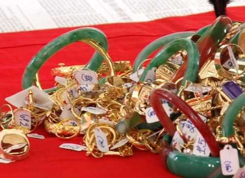 'Nữ quái' tuổi 60 trộm trang sức tại tiệm vàng