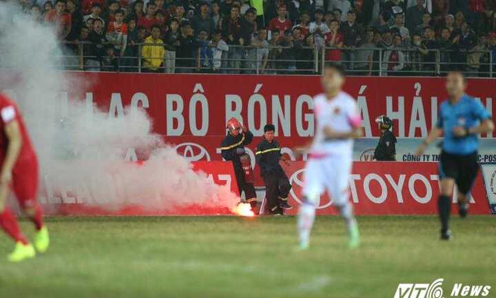 CĐV Hải Phòng đốt pháo sáng, VFF mạnh tay phạt ban tổ chức sân Lạch Tray