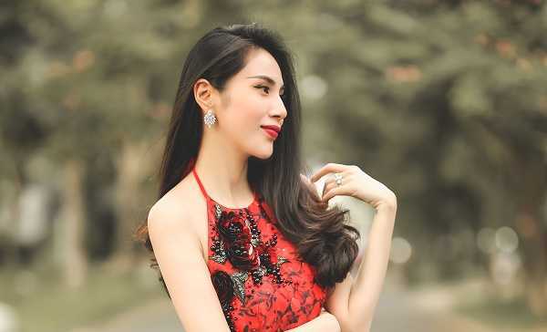 Thủy Tiên gợi cảm thế này, Công Vinh không mê mới lạ