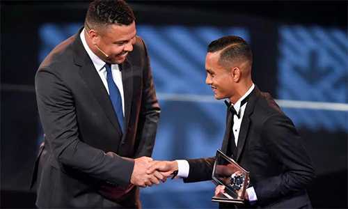 Chủ nhân Bàn đẹp nhất 2016 được Malaysia chào đón như người hùng