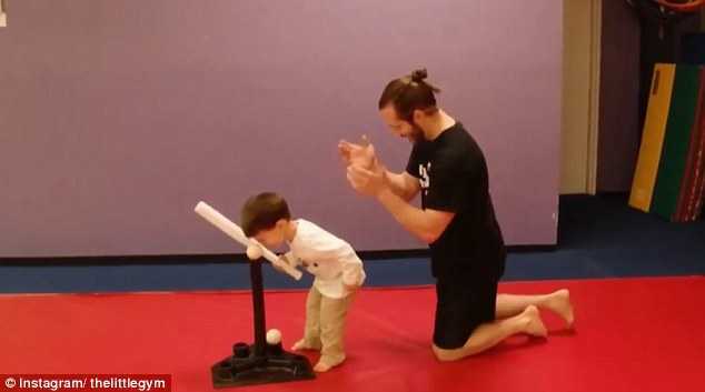 Clip bố dạy con trai đánh bóng chày 'đốn tim' cư dân mạng