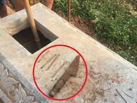 Hàng loạt ngôi mộ bị đóng đinh và dao ở Hà Nội
