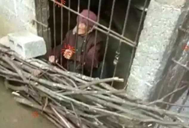 Trung Quốc: Con trai và con dâu nhốt mẹ già trong chuồng sắt bẩn thỉu suốt nhiều năm gây phẫn nộ