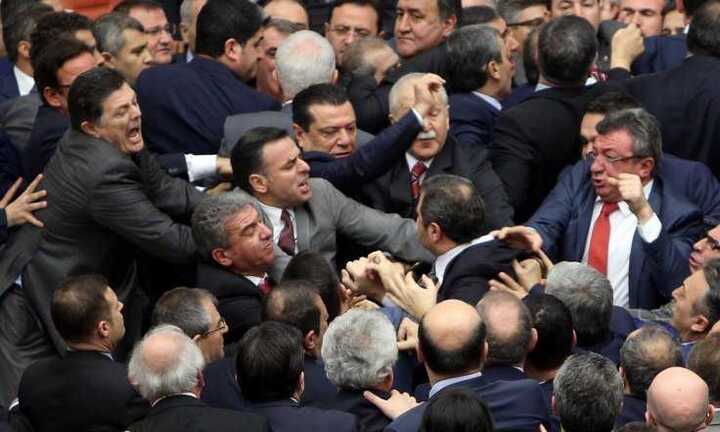 Nghị sĩ Thổ Nhĩ Kỳ ẩu đả dữ dội khi họp Quốc hội