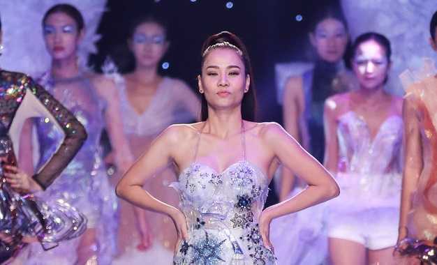 Thu Minh gây ấn tượng khi lần đầu diễn catwalk mà vẫn tự tin