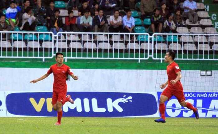 Văn Thắng xử lý kỹ thuật hạ HAGL