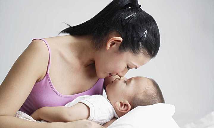 Vì sao các bà mẹ luôn bế con bằng tay trái?