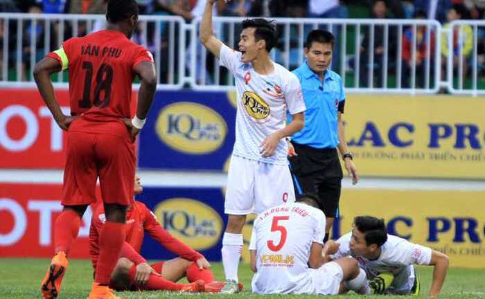 Video: Đông Triều đánh đầu dũng mãnh ghi bàn thắng đầu tiên cho HAGL