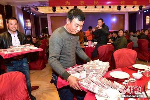 Xôn xao công ty phát thưởng đậm, nhân viên dùng khay đựng tiền đưa về nhà