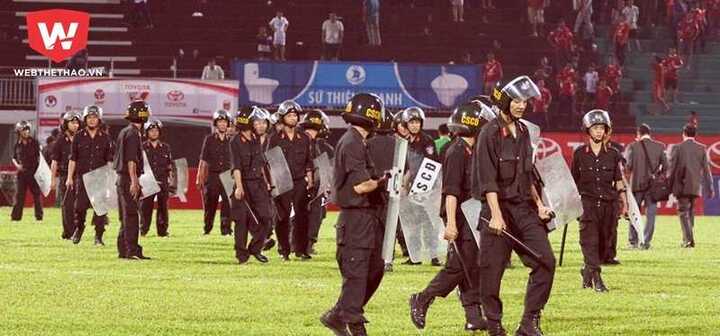 Hy hữu: Báo bù giờ 2 lần, trọng tài rời sân Tân An nhờ lực lượng cơ động