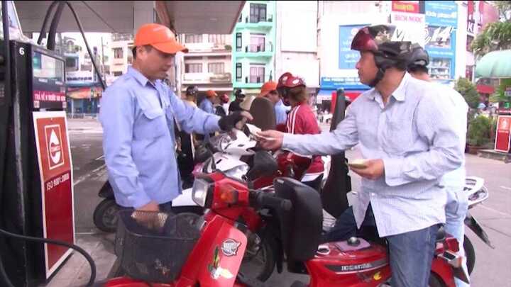 'Cõng' 8.000 đồng/lít tiền thuế, giá xăng sắp tăng vọt?