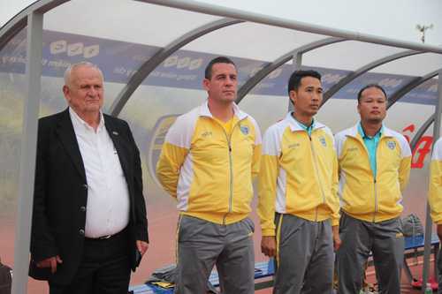 Ông thầy vô địch Champions League ‘tá hỏa’ với kiểu đá V-League