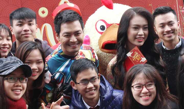 MC Phan Anh, người đẹp Phùng Bảo Ngọc Vân trong 'vòng vây' sinh viên Ngoại thương cùng 'Đánh thức Tết'