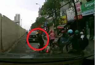 Clip: Phụ nữ đi xe máy bị ngã vẫn cố... nghe nốt điện thoại