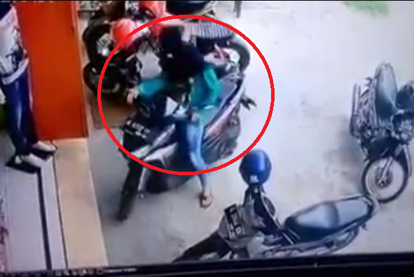 Clip phụ nữ chật vật quay đầu xe gây 'bão' mạng