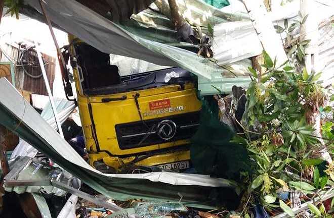 Đang ngủ trong nhà, 2 mẹ con bị xe tải tông chết