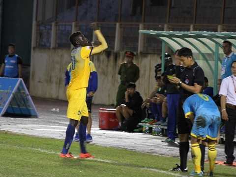 Khiêu khích khán giả thô tục, tiền đạo FLC Thanh Hóa bị phạt cực nặng