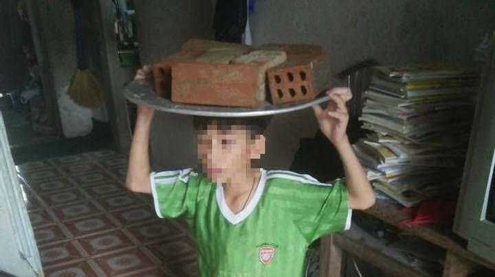 Bắt em trai quỳ gối, đội gạch nhiều giờ còn chụp hình 'bêu' facebook