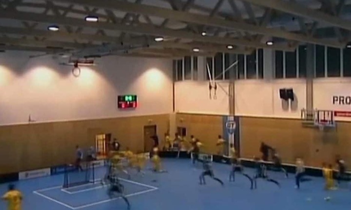 Sập trần nhà thi đấu, 80 người thoát chết trong gang tấc