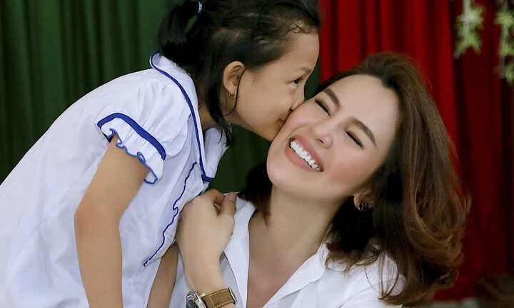Á hậu Phương Lê mang Tết đầm ấm về quê hương Trà Vinh
