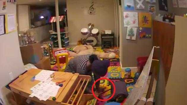 Camera giám sát 'tóm sống' bảo mẫu dí máy uốn tóc làm bỏng bé 2 tuổi