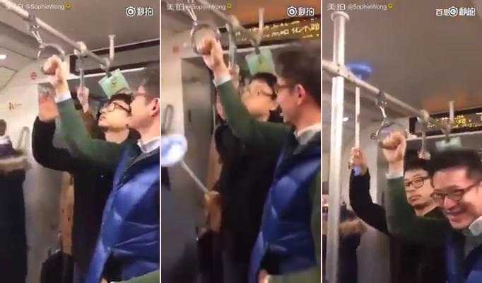 Á khẩu với kiểu giữ thăng bằng trên tàu điện ngầm của chàng trai