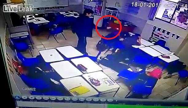 Nam sinh 15 tuổi cầm súng bắn gục giáo viên và bạn học giữa lớp