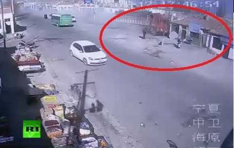 Clip: Xe tải 'điên' cày nát dãy nhà trên phố, 5 người chết thảm