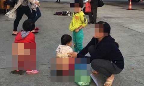 Phẫn nộ cảnh người phụ nữ cho 2 bé gái tè bậy cạnh máy bay