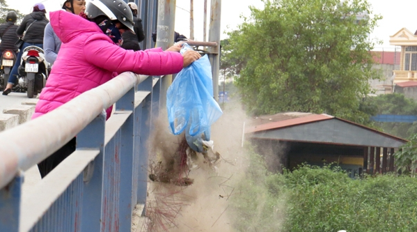 Ảnh: Dân đua nhau 'bức tử' dòng sông ngày cúng ông Công, ông Táo