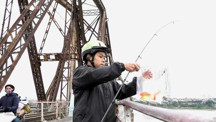 Clip: Người Hà Nội thả cá chép bằng cần câu cực sáng tạo